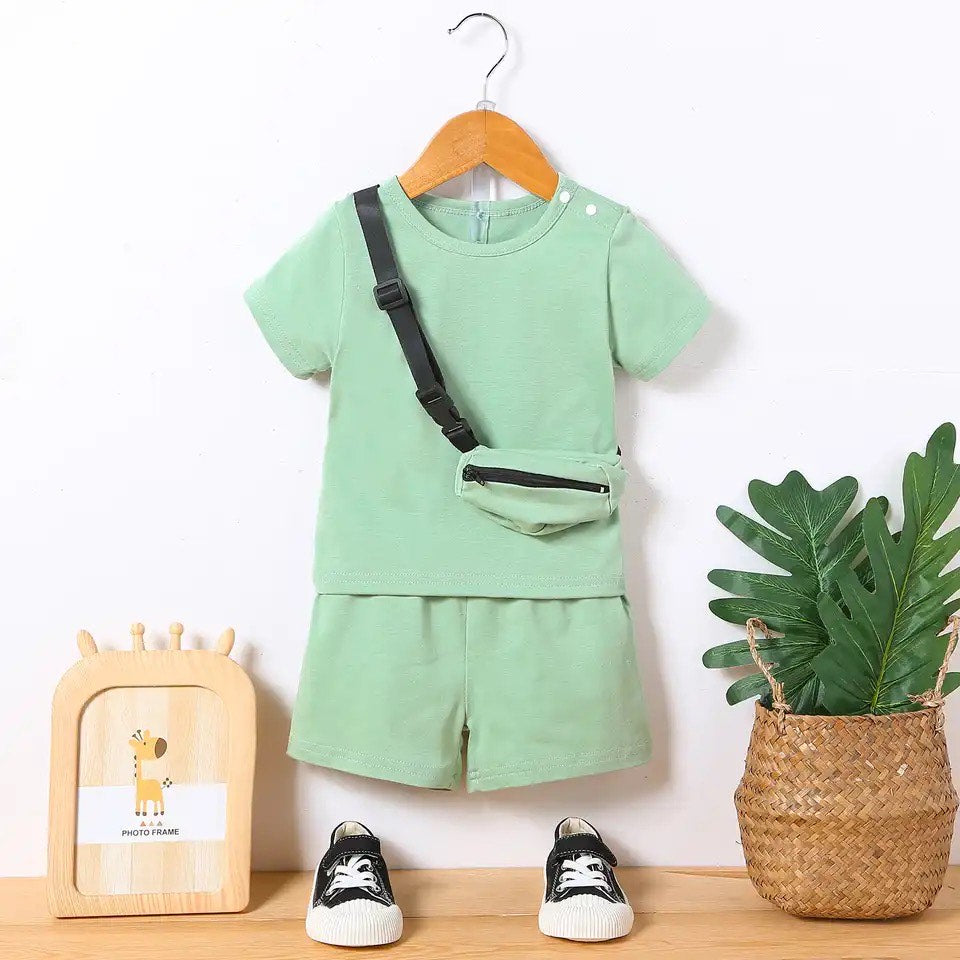 Completo Bambino con T-shirt Verde, Pantaloncini Abbinati e Marsupio