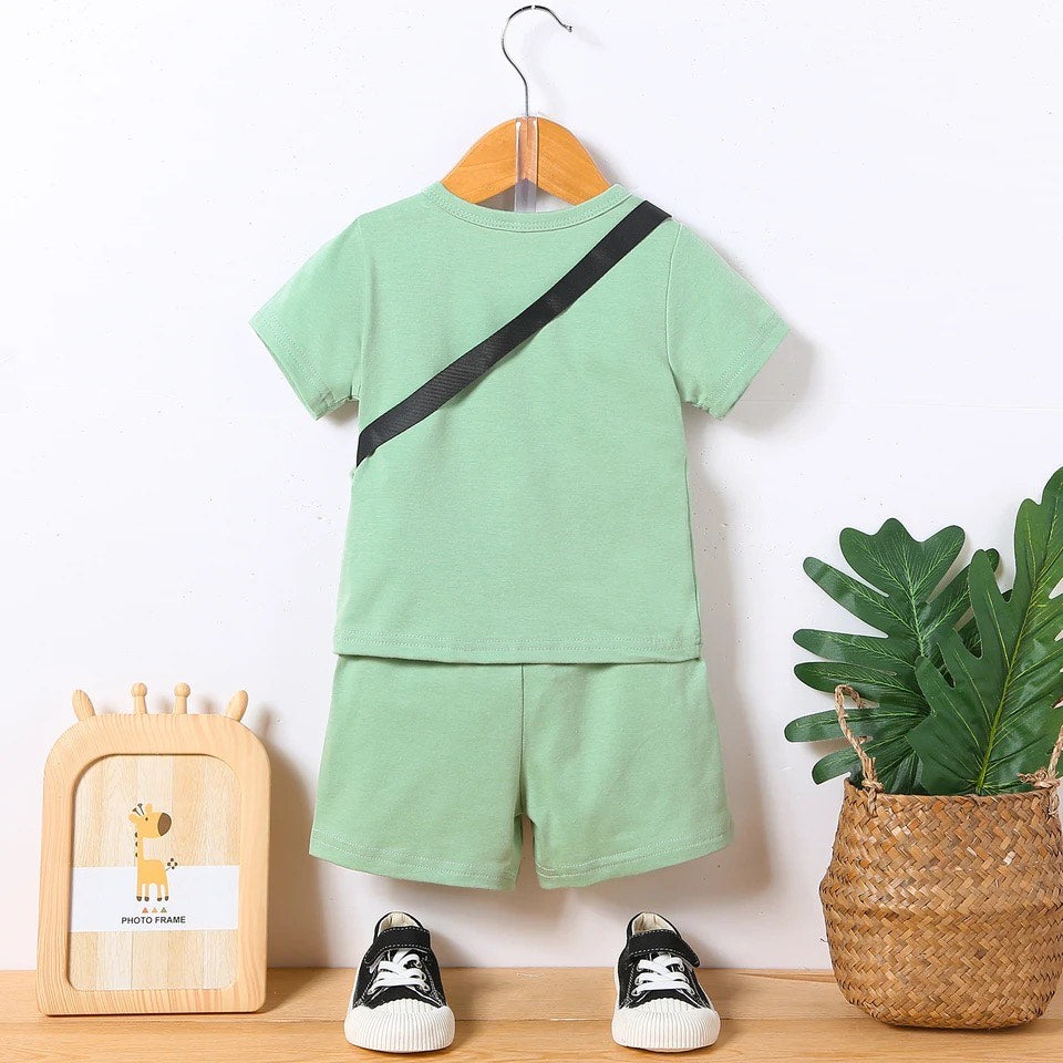 Completo Bambino con T-shirt Verde, Pantaloncini Abbinati e Marsupio